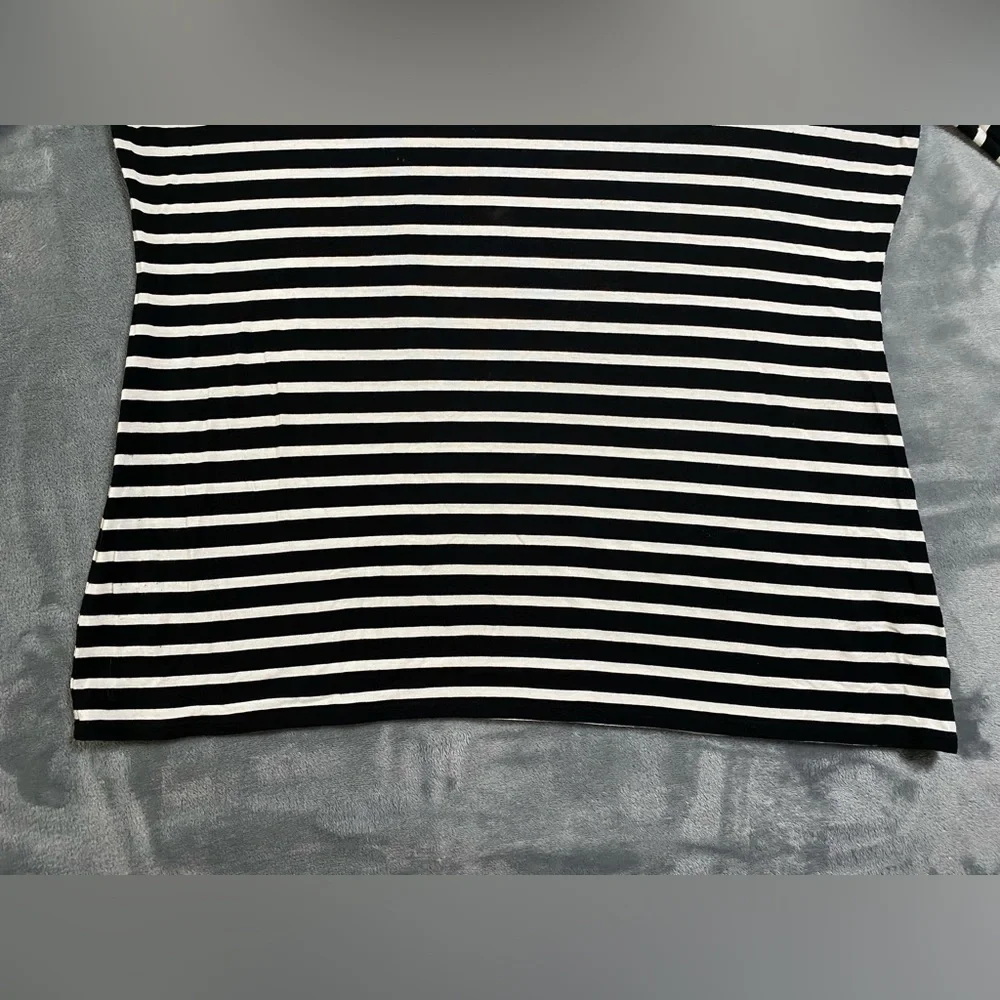 Vince Camuto Black &‎ White Striped Shirt Size Medium